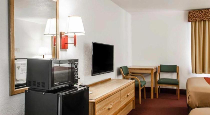 Econo Lodge Truman Inn Sedalia Εξωτερικό φωτογραφία